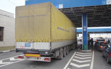 Aglomeraţie în vama Nădlac. Sute de camioane aşteaptă să iasă din ţară